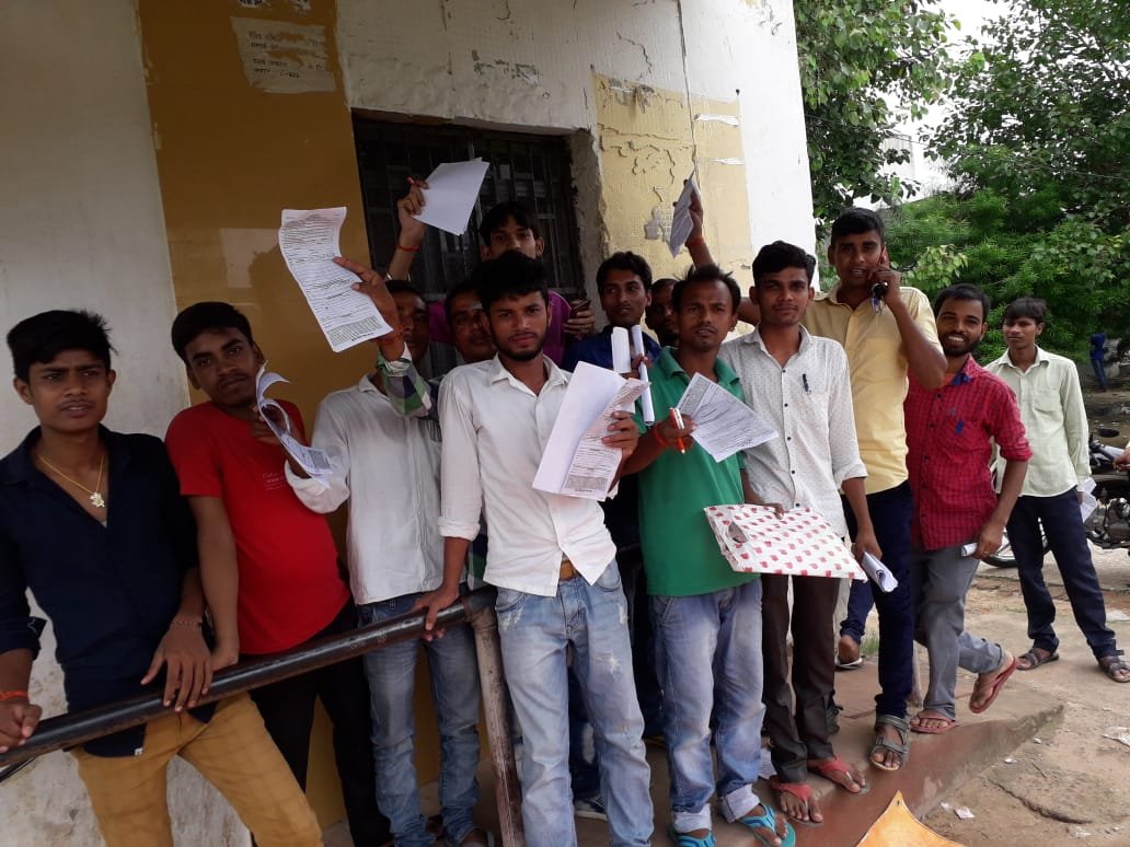 रेलवे आरक्षण काउंटर पर नहीं मिल रहा  टिकट ।