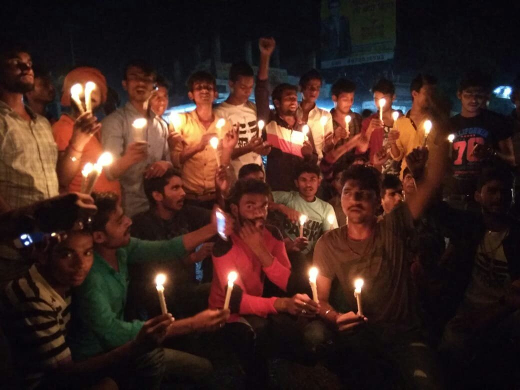 मुजफ्फरपुर कांड के विरोध में छात्र राजद ने निकाला कैंडल मार्च