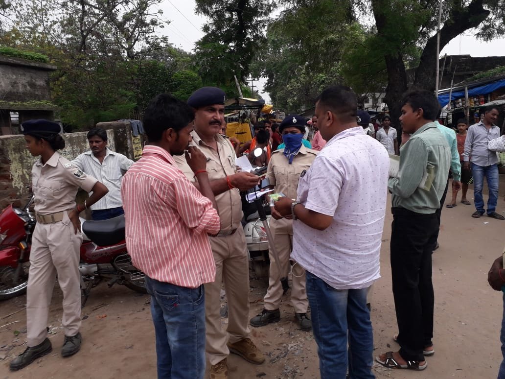 सरकार के आदेशानुसार पुलिस  उतरी सड़क पर।