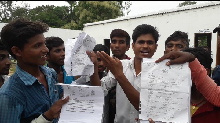 आइ टी आइ की परीक्षा के परीक्षार्थियों ने किया हंगामा।