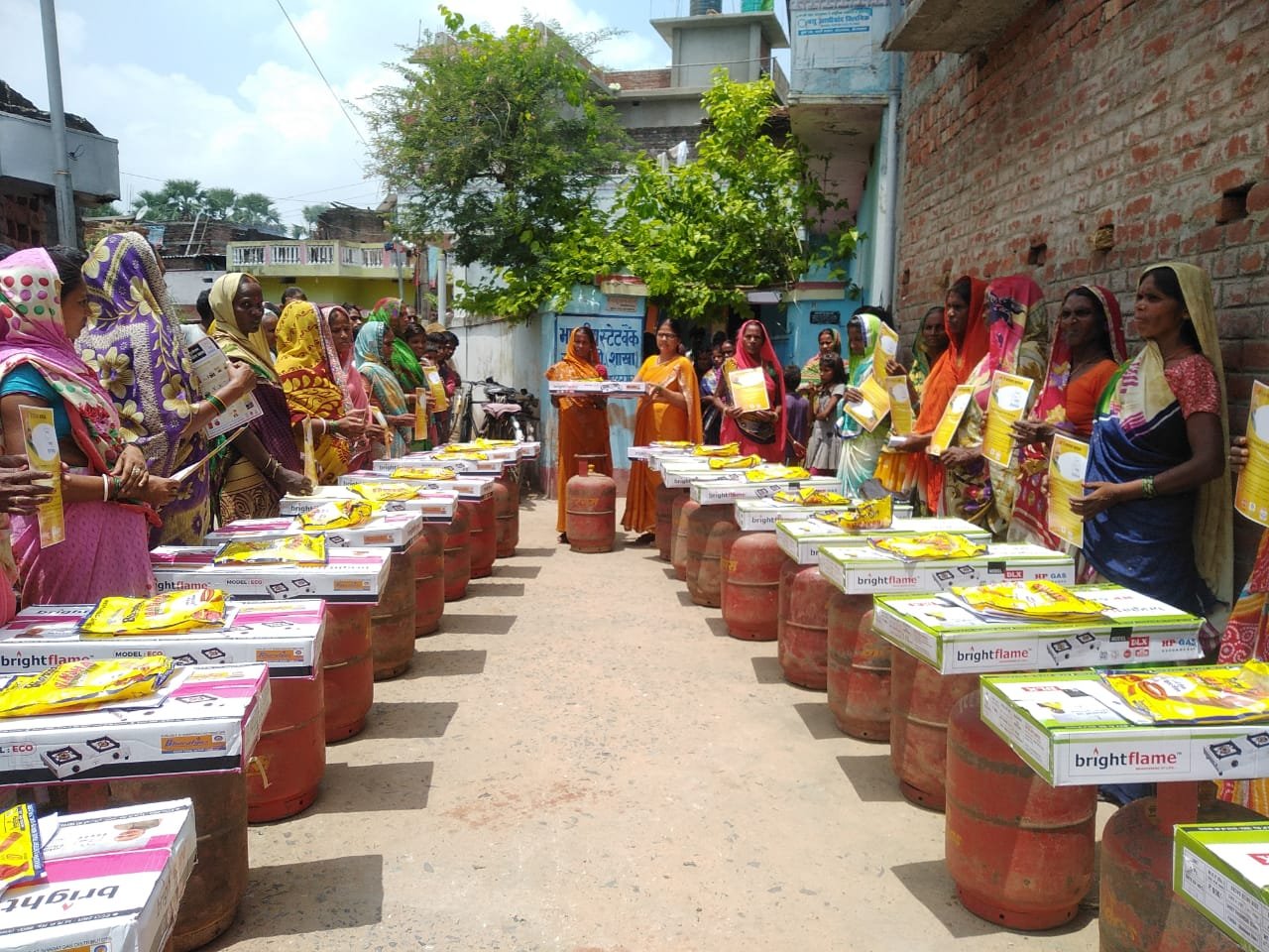 लाभुकों के बीच बांटा गया गैस कनेक्शन।