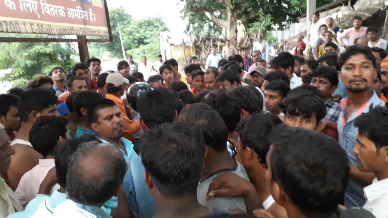 अपने जान की परवाह किए बिना नहर में छलांग लगा बचाया महिला को  ।