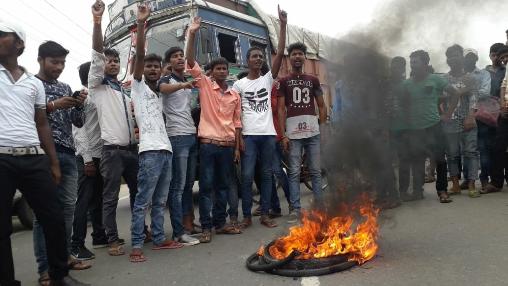 नामांकन में मनमाना शुल्क वसूली का आरोप लगाते हुए किया कॉलेज में तालाबंदी एवं सड़क जाम।