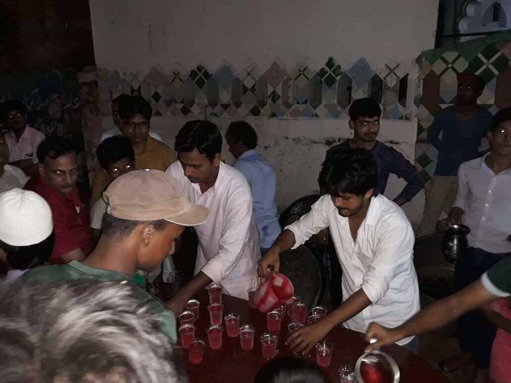 मुहर्रम के जुलूस में शामिल लोगों के लिए शर्बत और जलपान की वयस्था