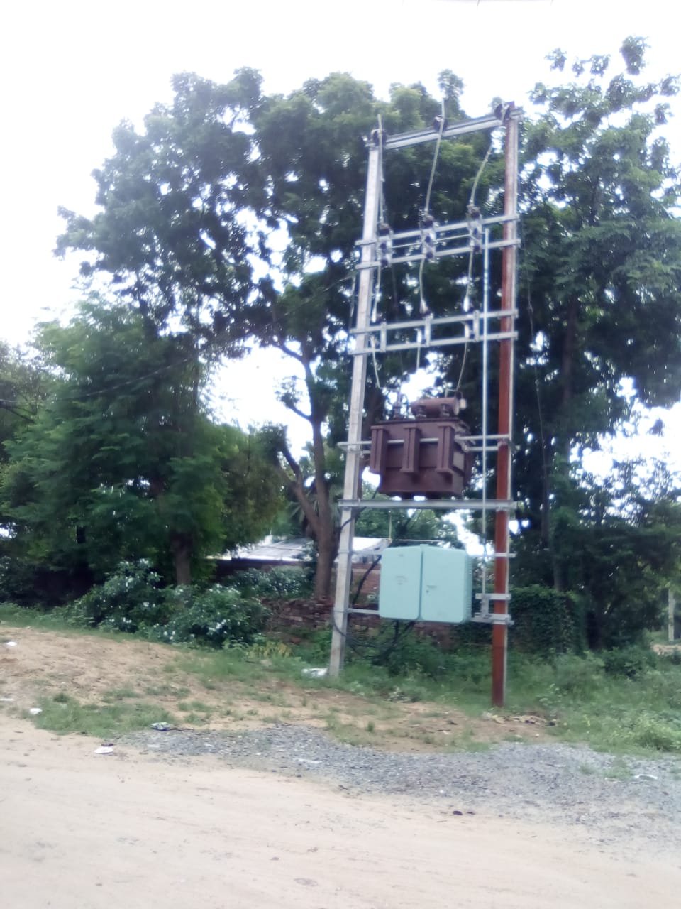 एक साथ जला दो ट्रांसफार्मर।