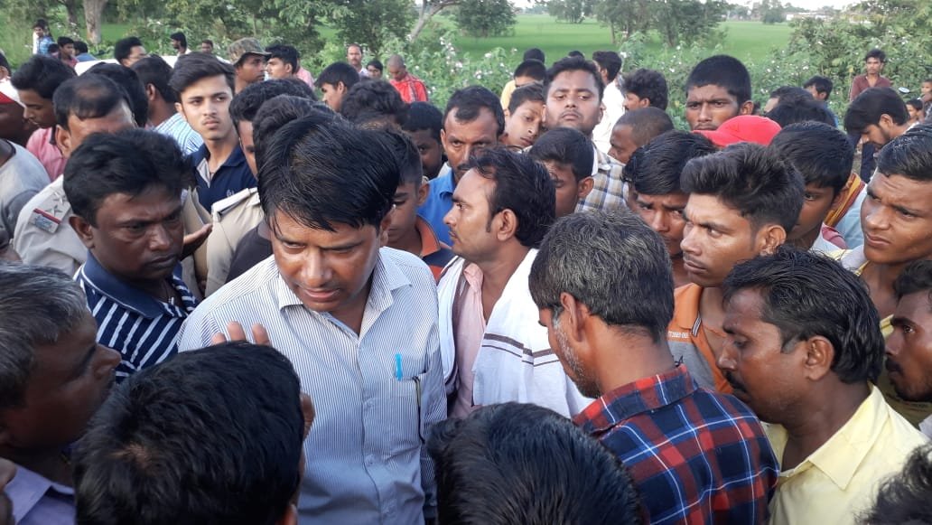 अतिक्रमण हटाने के बाद ग्रामीणों ने किया सड़क जाम।