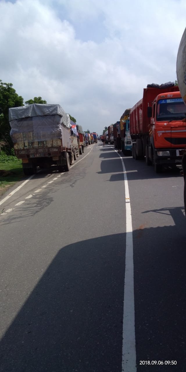 भारत बंद का यातायात पर दिखा असर,फंसे रहे वाहन।