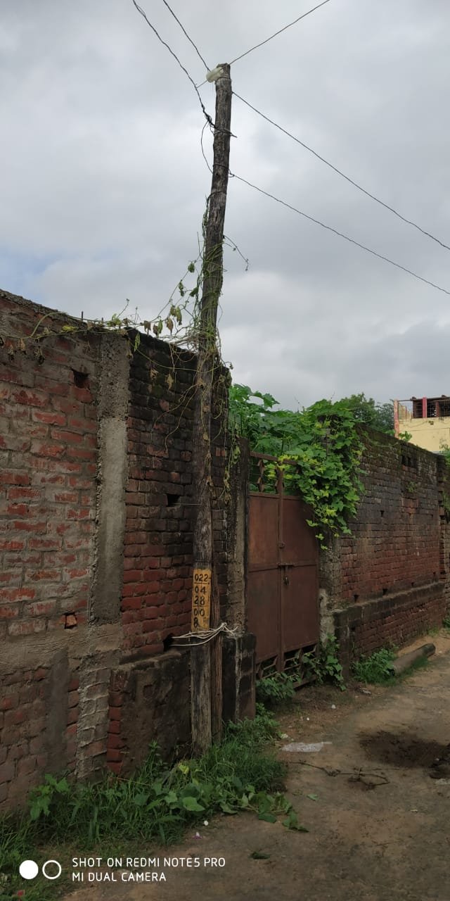 लकड़ी के जर्जर पुराने पोल के सहारे हो रही है बिजली आपूर्ति।