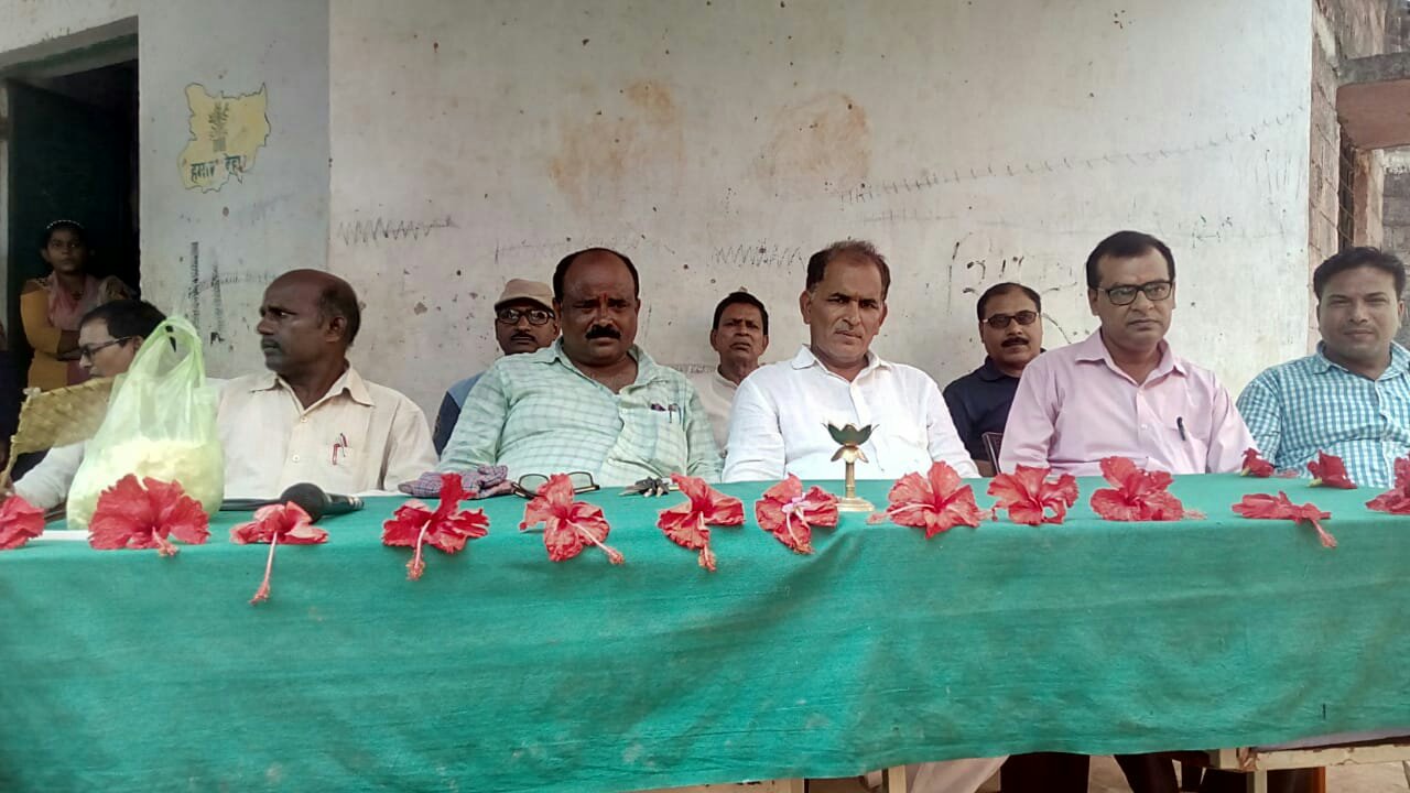 शिक्षक को दी गई विदाई