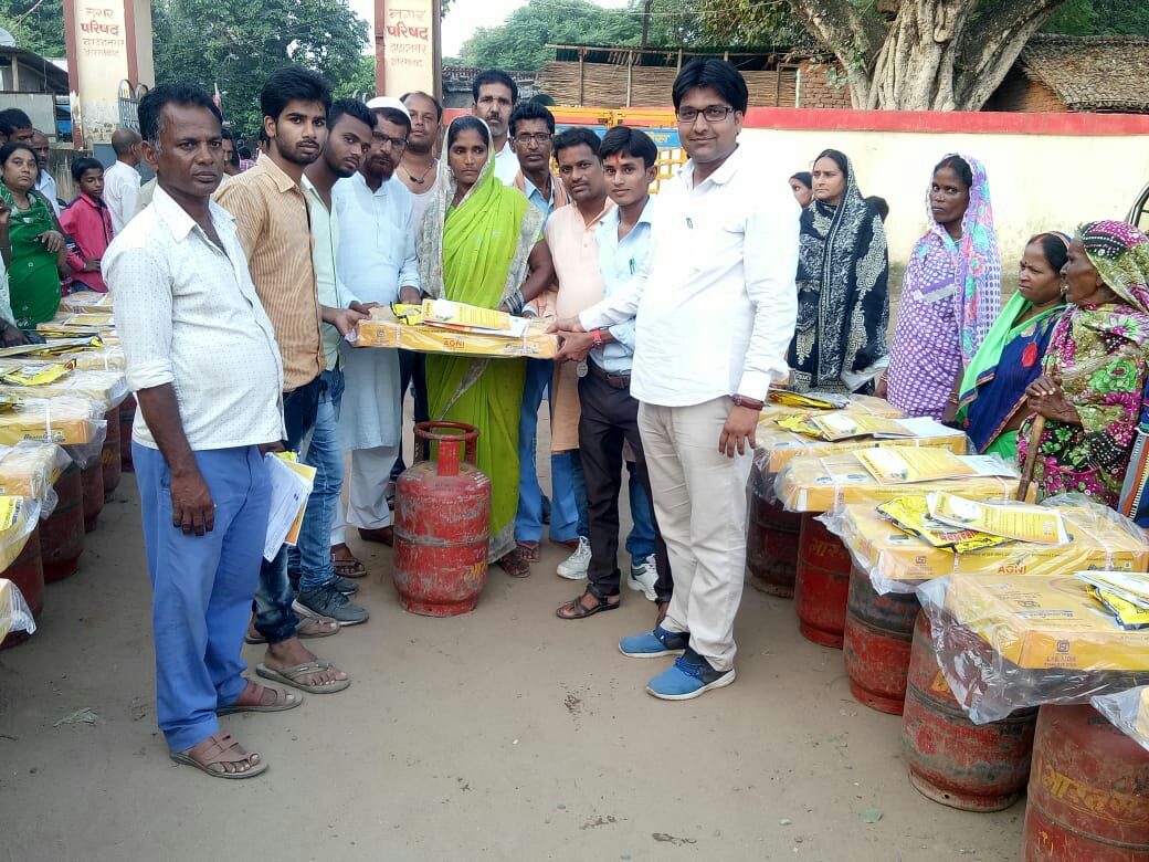 उज्जवला योजना के तहत गरीब महिलाओं को मिला एलपीजी कनेक्शन 