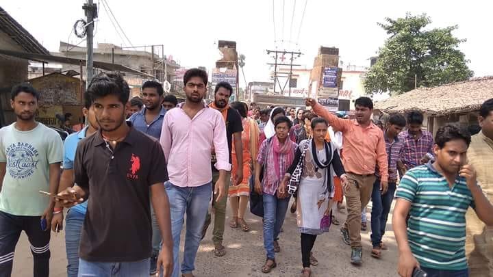 गुस्साई छात्राओं ने किया सड़क जाम,कॉलेज में भी किया तोड़ फोड़।