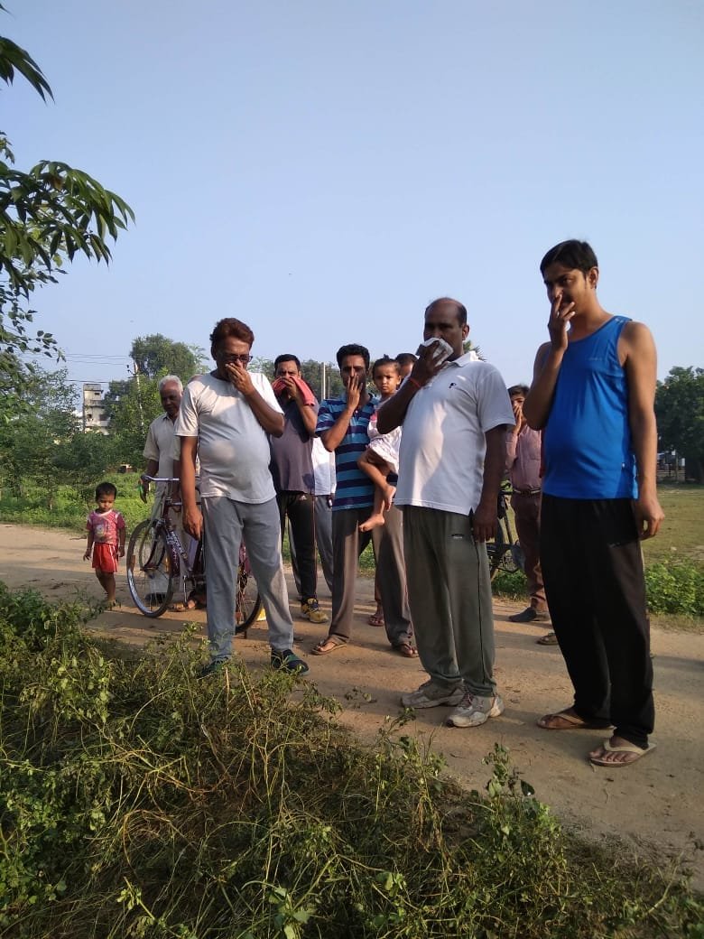 शराब विनष्टी करण के बाद उठ रहे शराब के दुर्गंध से लोग परेशान।