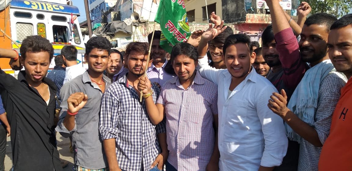 प्रवेश पत्र की मांग को लेकर छात्र राजद नेताओं ने किया सड़क जाम