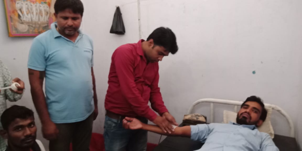 वृद्ध महिला के लिए रक्तदान को सामने आए जितेंद्र यादव