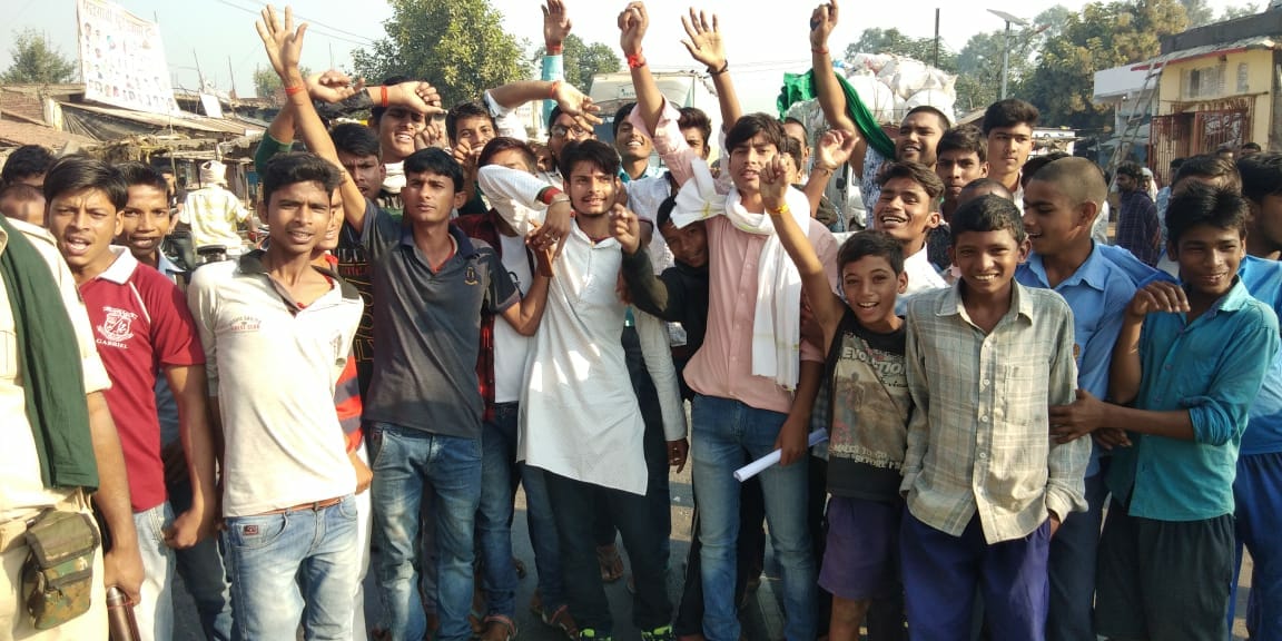 खेसारी लाल के फैंस ने किया चक्का जाम