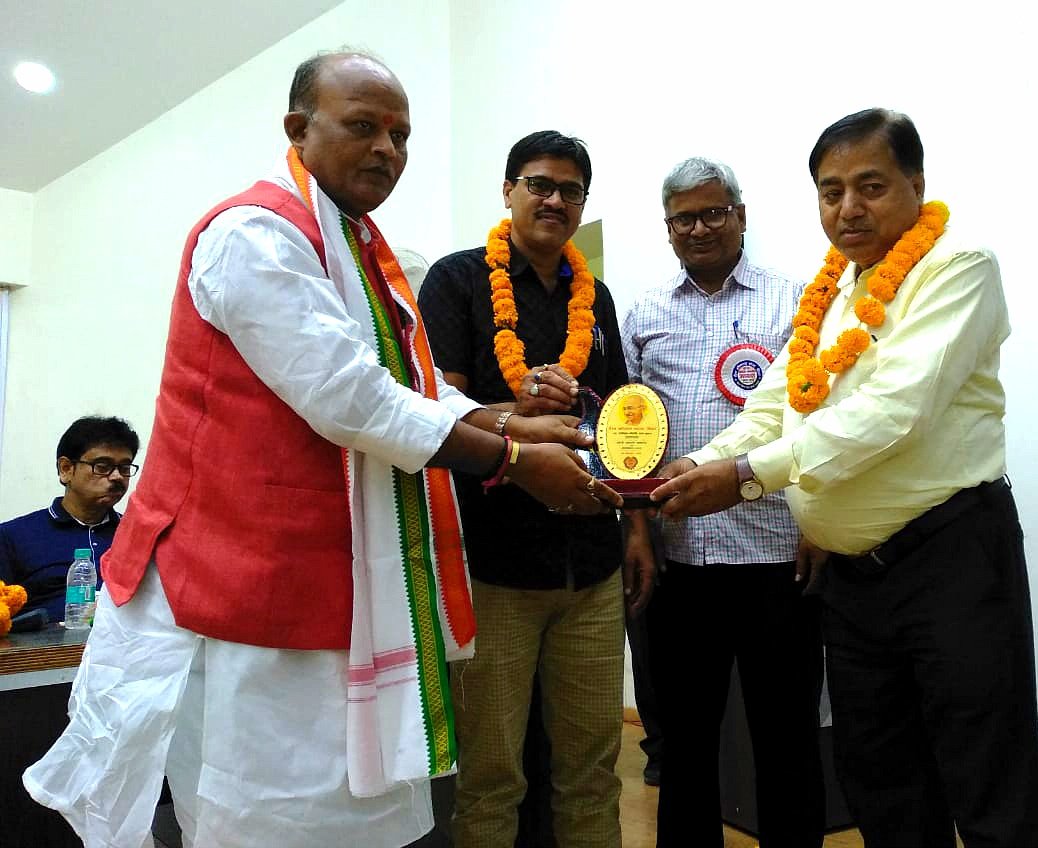 शिक्षा क्षेत्र में उत्कृष्ट योगदान के लिए सुरेश कुमार सम्मानित।