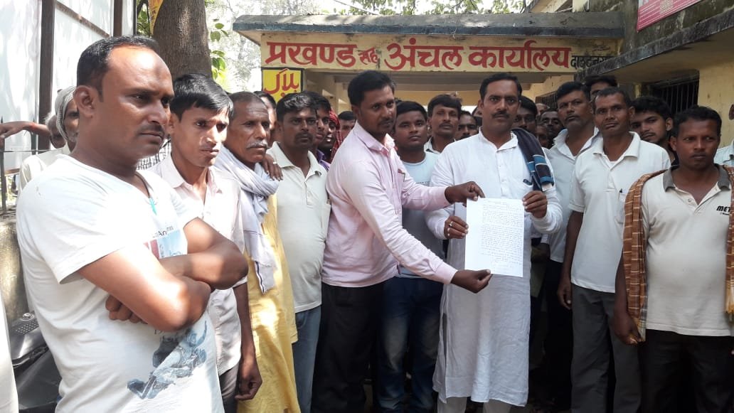जमीन को अतिक्रमण मुक्त कराने की मांग को लेकर ग्रामीण पहुंचे सीओ कार्यालय।