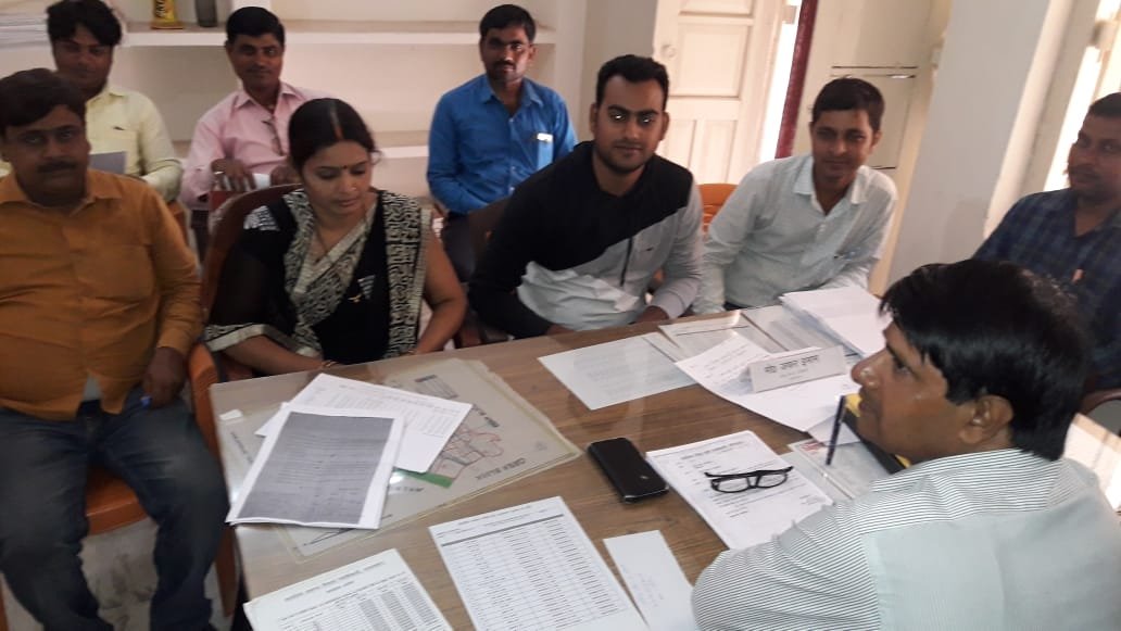 आवास योजना की बीडीओ ने की समीक्षा।