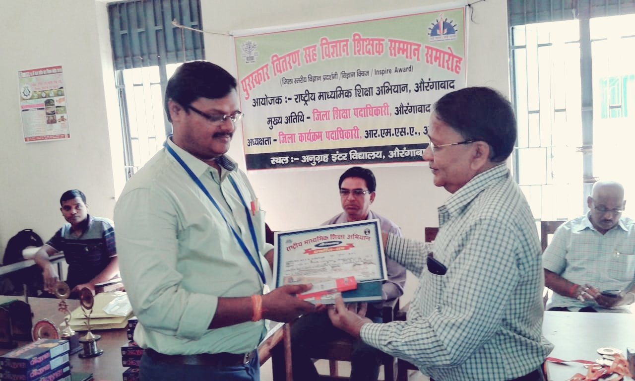 सम्मानित किये गए डॉ सुनील।