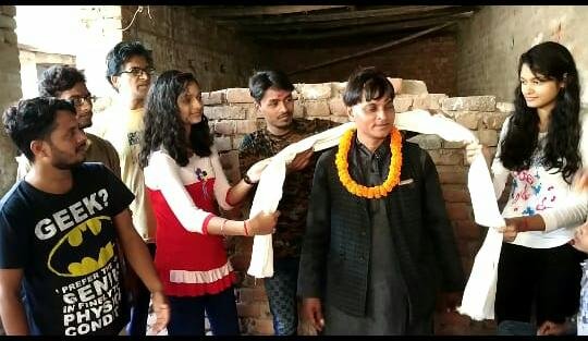 संगीतज्ञ सुनील पाठक को किया गया सम्मानित।