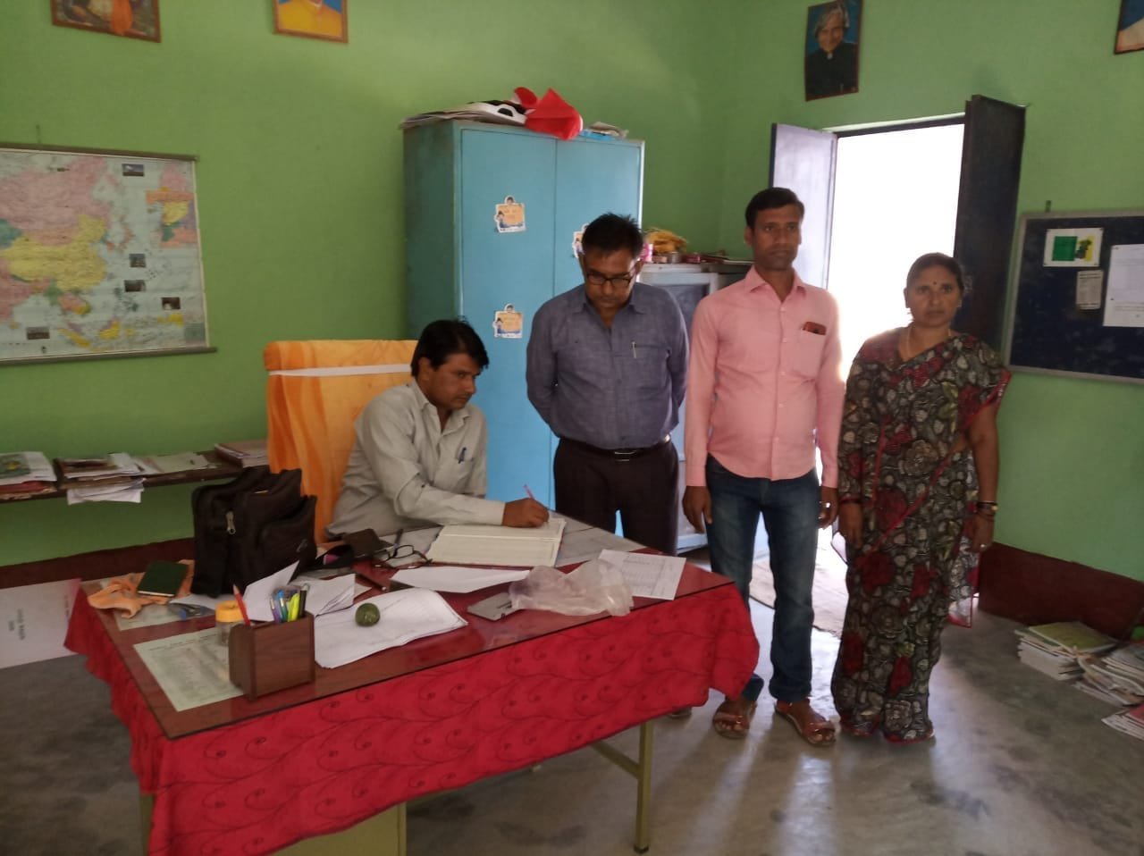 निरीक्षण के दौरान एक विद्यालय मिला बंद,तो एक में अधिकांश शिक्षक अनुपस्थित