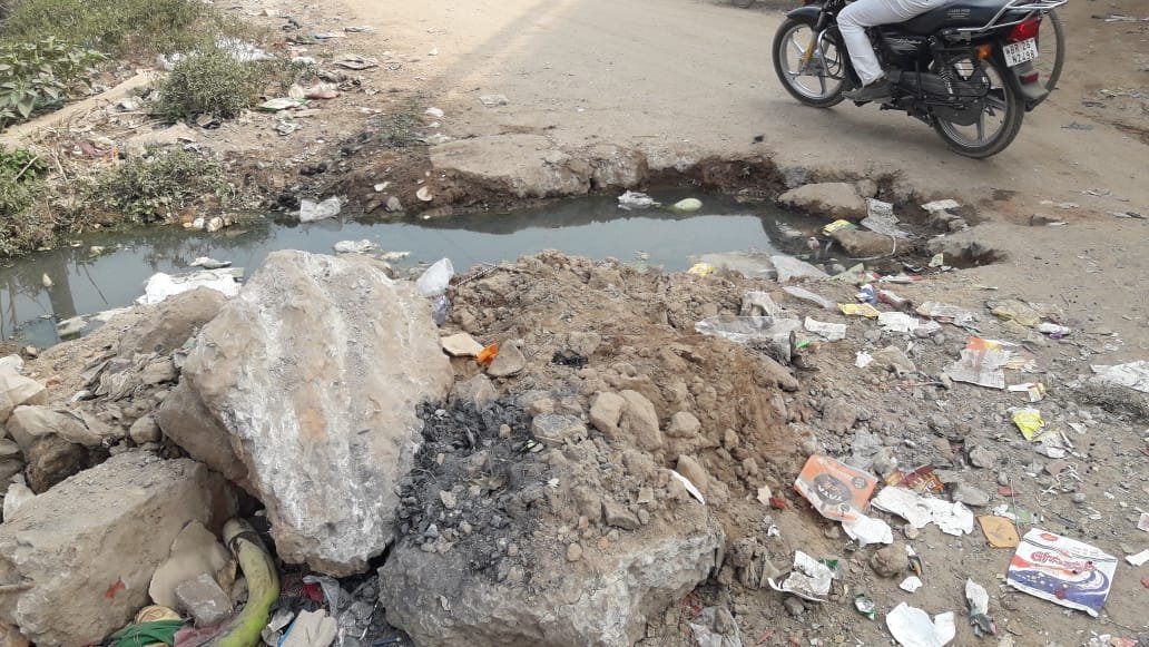 रोड पर टूटा नाला, आवागमन में हो रही परेशानी