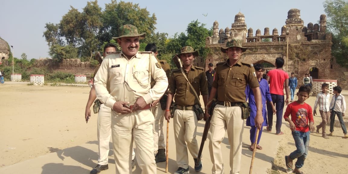 बाइस पाउच देशी शराब बरामद