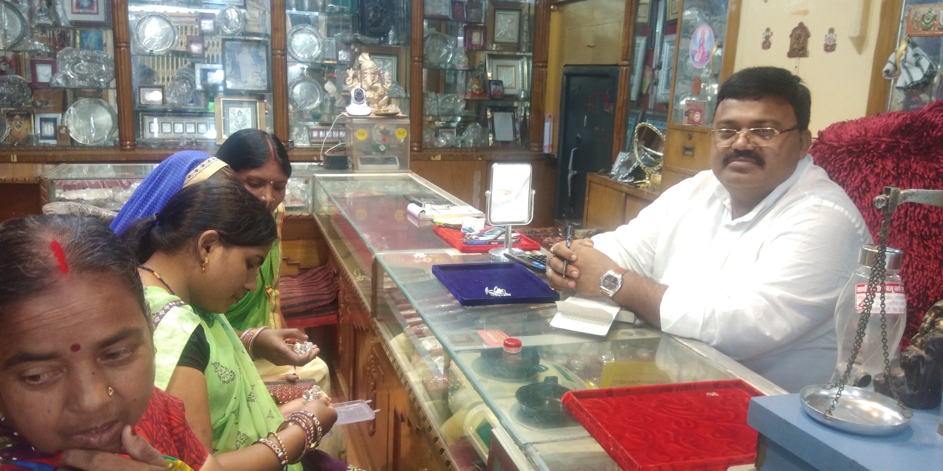 बाजार में धनतेरस की धूम, जमकर हुई खरीदारी।