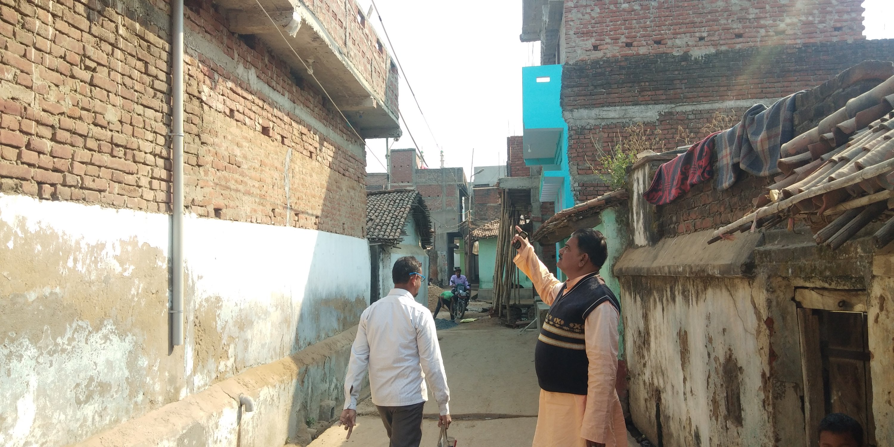 मौत बनकर झूल रहा है विधुत तार