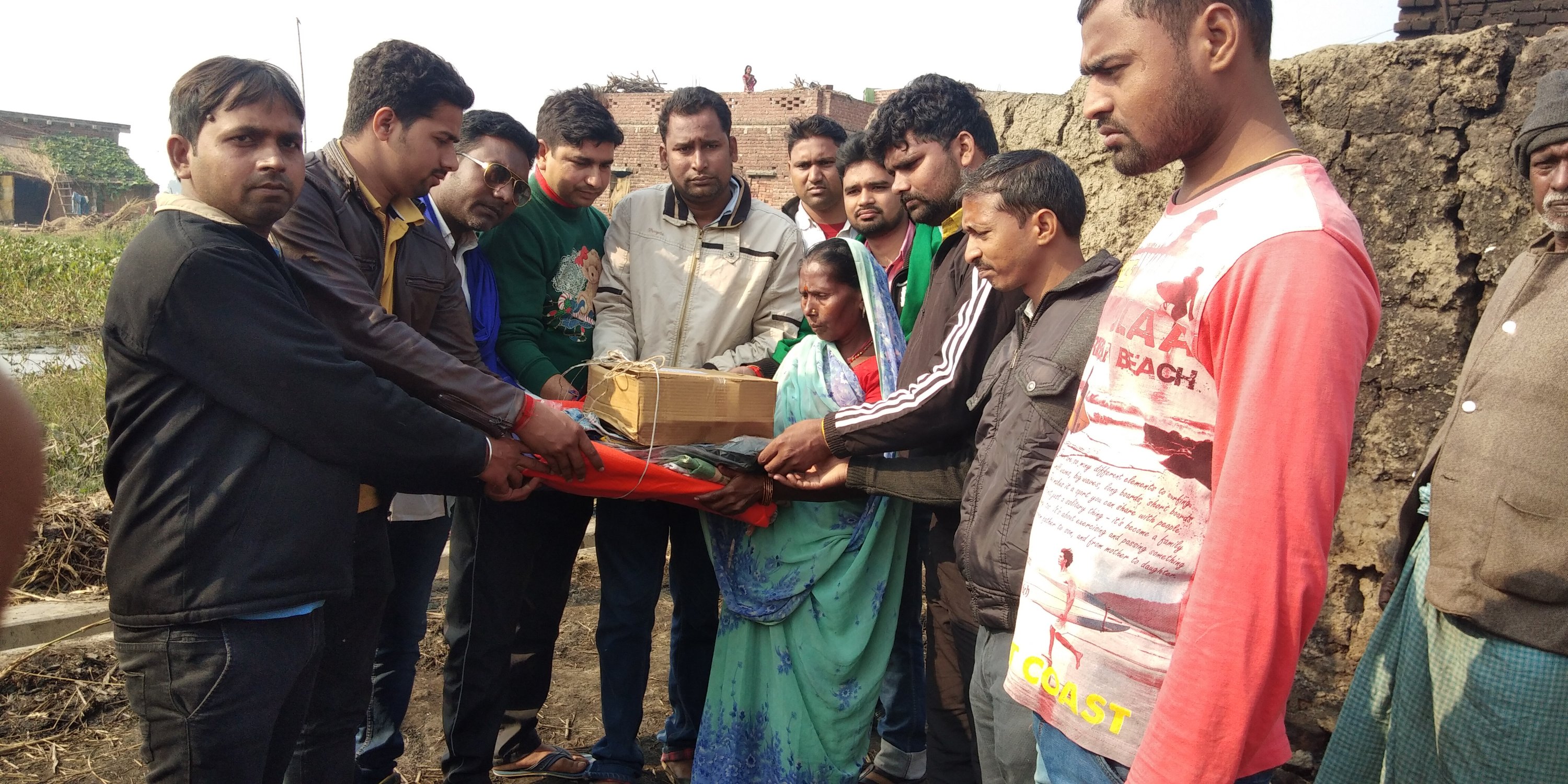 अग्नि पीड़ित को प्रदान की गई रोजमर्रा की सामग्री