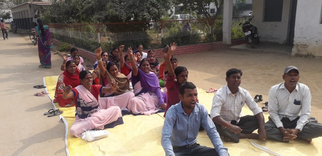 अपनी मांगों के समर्थन में आशा स्वास्थ्य कार्यकर्ता एवं कुरियर बैठे हड़ताल पर