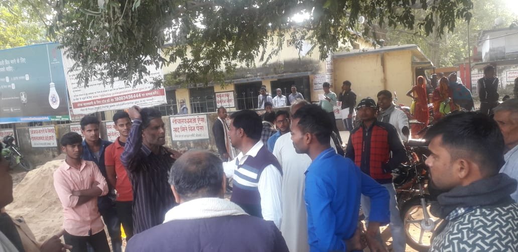  प्रोत्साहन राशि के लिए चक्कर काट रहे लाभुक, दिखा हंगामे का माहौल