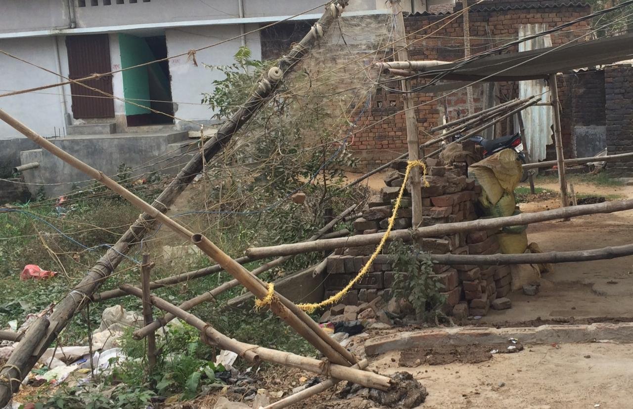  लकड़ी के खंभे के भरोसे आपूर्ति हो रही बिजली