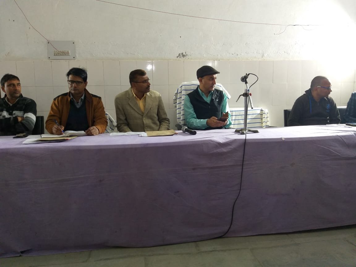 कार्य में सुस्ती पाए जाने पर तीन आवास सहायकों का वेतन बंद करने का आदेश।