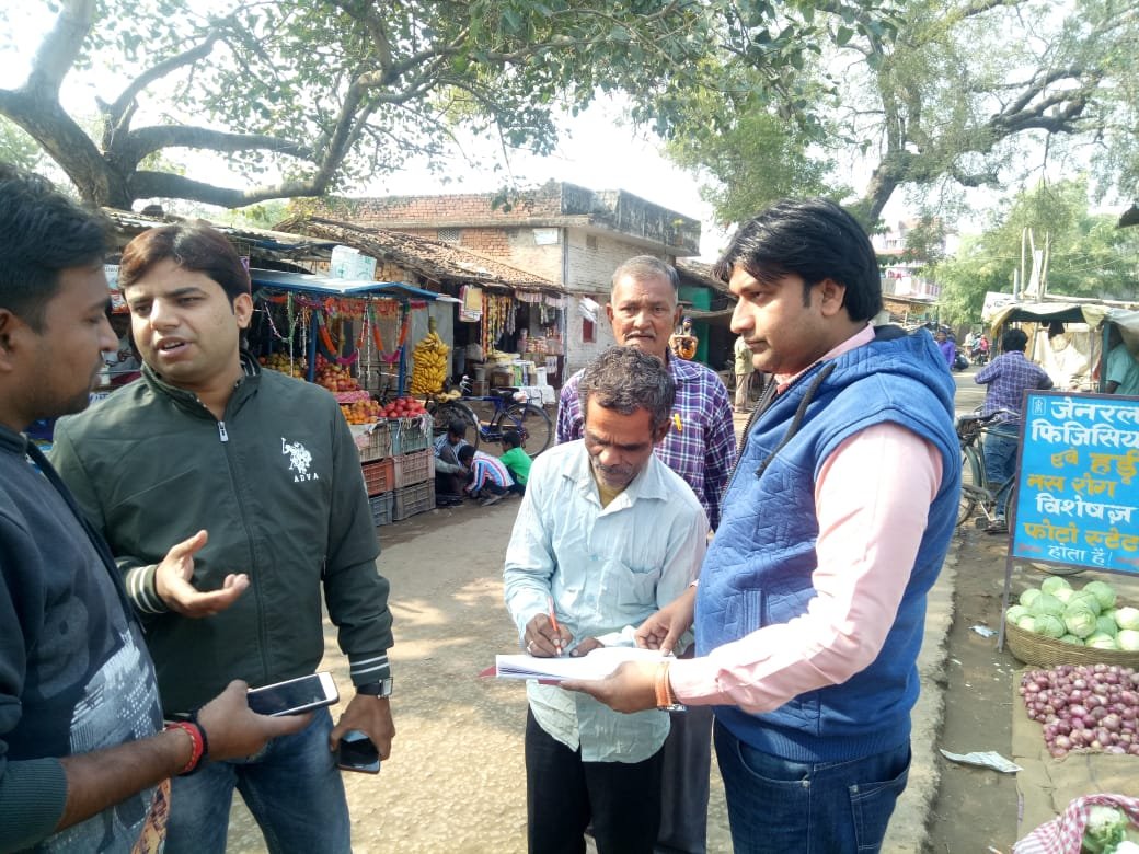 हस्ताक्षर अभियान  चला कर चलाया जा रहा है जागरूकता अभियान।