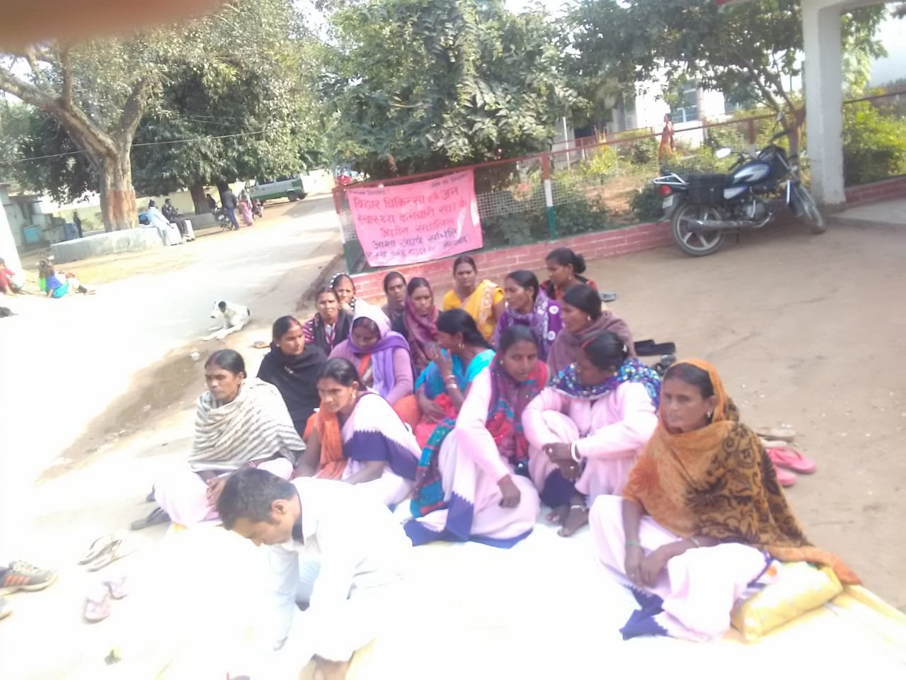 19 वें दिन भी जारी रहा हड़ताल ,बैठे रहे धरना पर