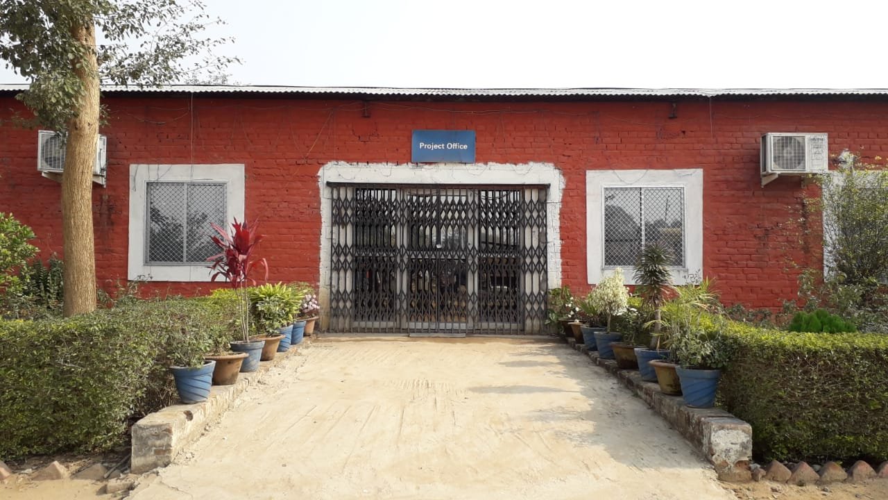 बकाया राशि को लेकर वर्कर एवं संवेदकों ने की तालाबंदी