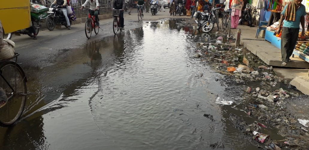 भखरुआं मोड़ पर  जलजमाव के कारण लोग हो रहे हैं परेशान