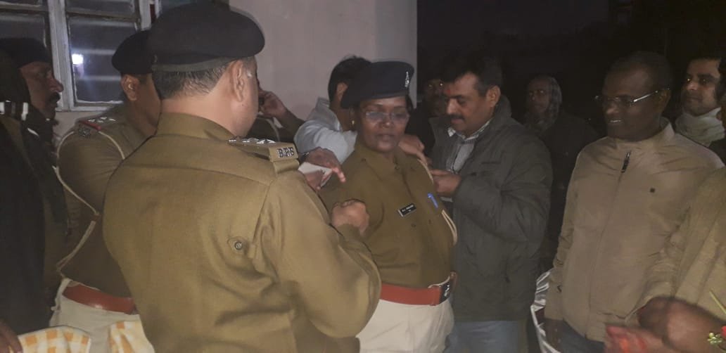 दो ए एस आई को सब इंस्पेक्टर बनने पर बैच लगाकर दी गई बधाई, कार्यकाल की सराहना