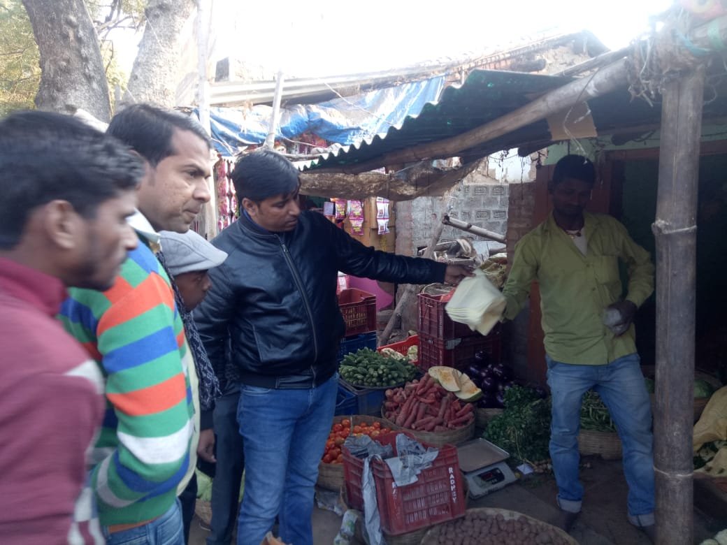 नगर परिषद  की टीम ने किया दूकानों में जांच,नहीं मिला पॉलीथीन का इस्तेमाल