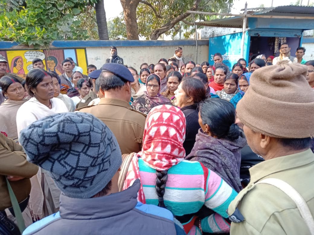 काफी देर तक हंगामे में तब्दील रहा प्रखंड कार्यालय परिसर, बीडीओ पर लगाया दुर्व्यवहार का आरोप