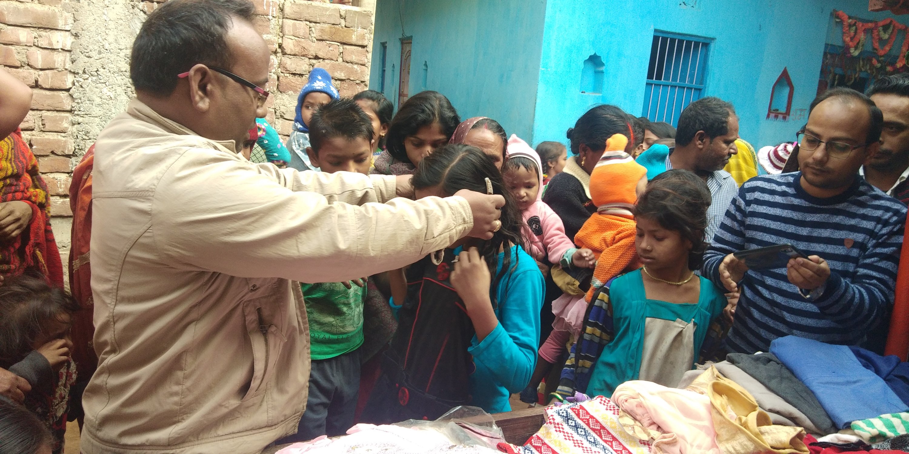 जरूरतमंदों के बीच किया गया वस्त्र का वितरण