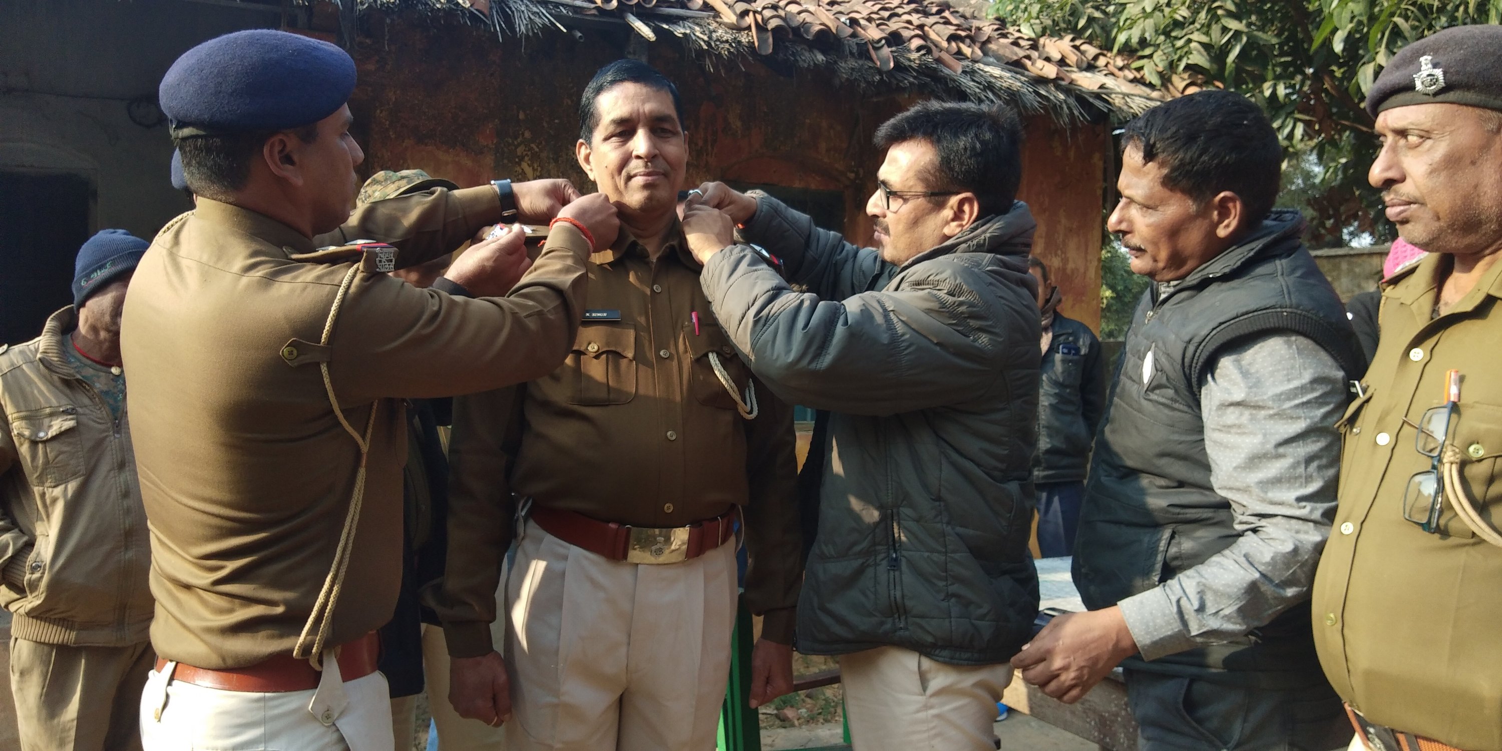 बैच लगाकर प्रमोशन पर दी गई बधाई,कार्यकाल की सराहना।