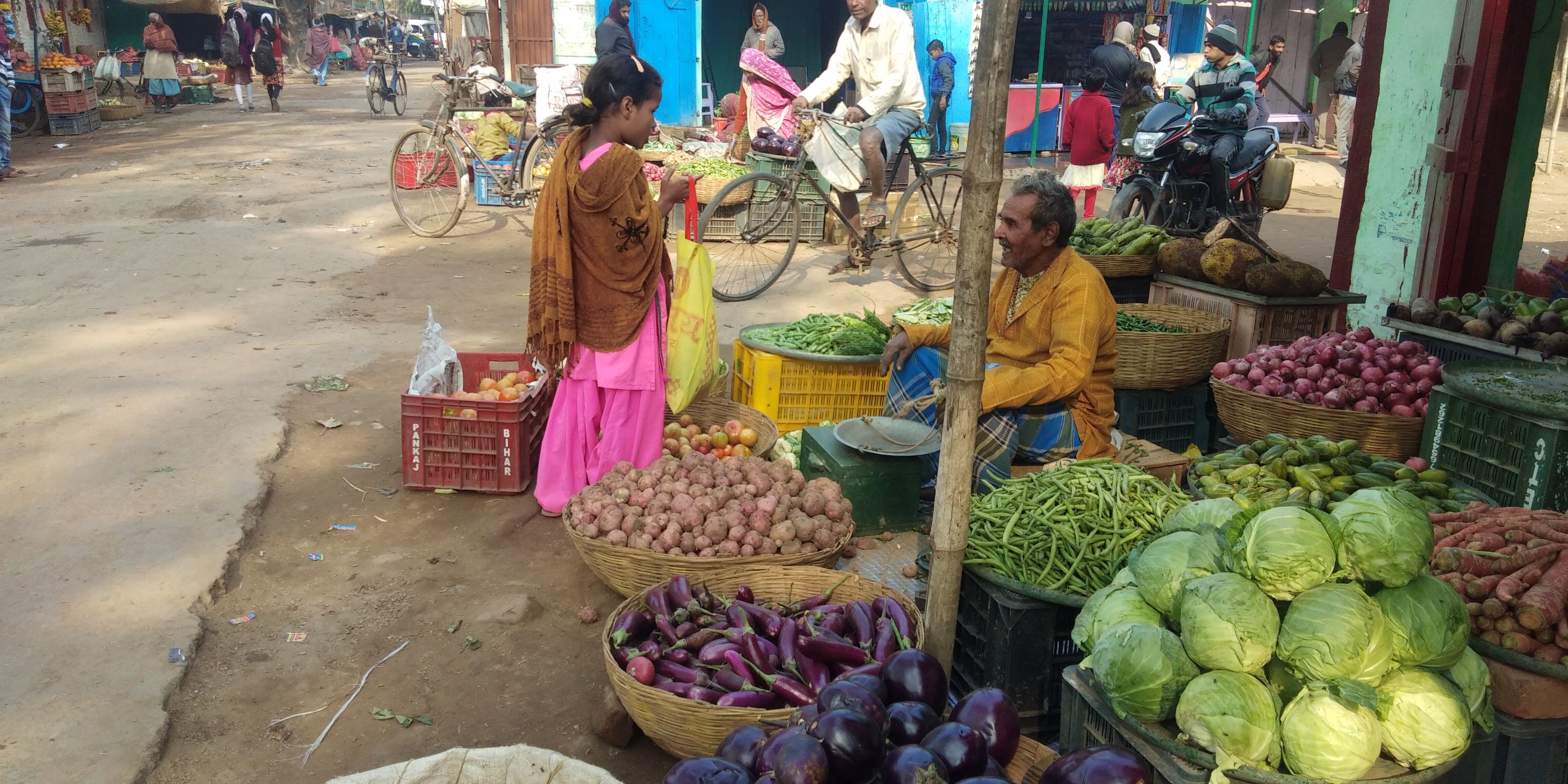 एक दौर था जब कागज के ठोंगे में चार समोसे लेकर पहुंचते थे लोग घर।