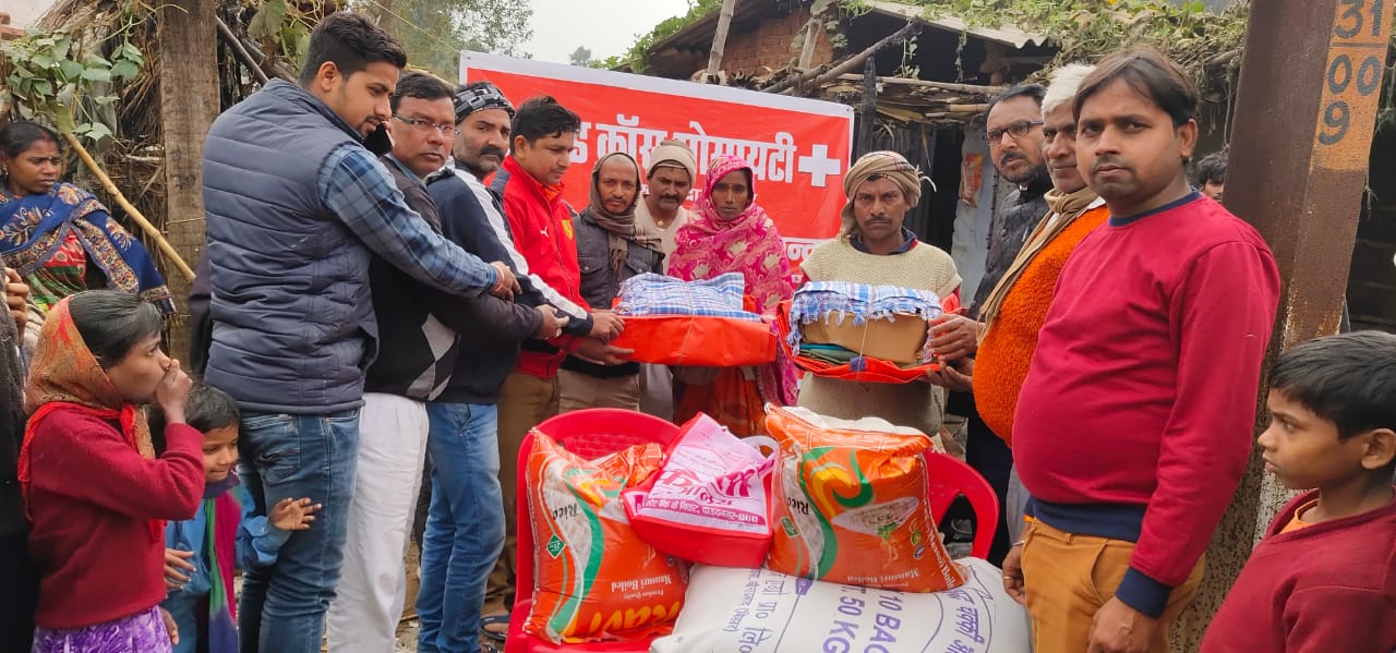 अग्नि पीड़ित परिवार को प्रकाश चन्द्रा द्वारा दी गई आर्थिक मदद