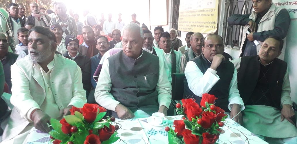 महान व्यक्तियों के आदर्शों का अनुसरण करने का लें संकल्प