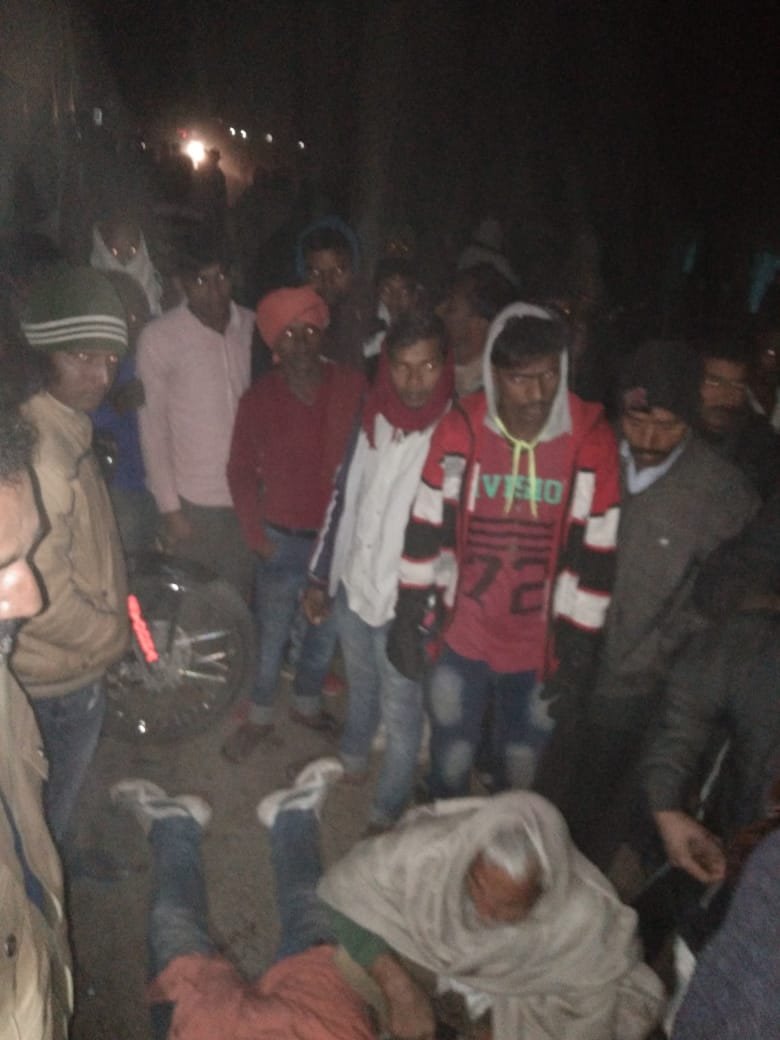 सड़क दुर्घटना में बाइक सवार युवक की मौत, एक घायल।