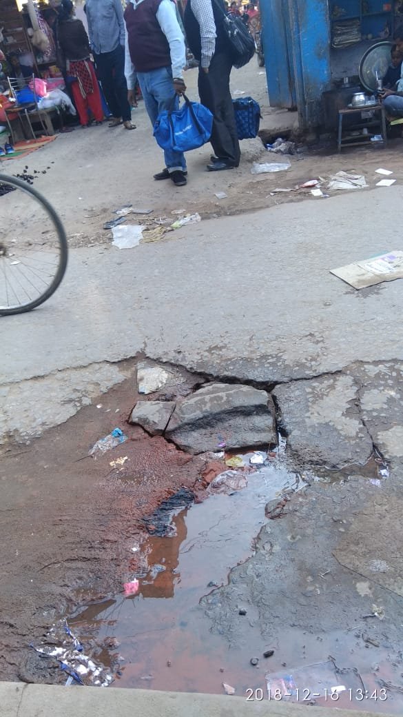 सड़क क्षतिग्रस्त होने से हो रही परेशानी