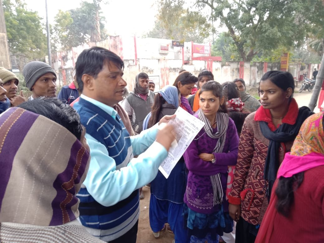 फर्जीवाड़े से रहें सावधान,बीडीओ ने किया सचेत, उप डाकघर पहुंचे बीडीओ।