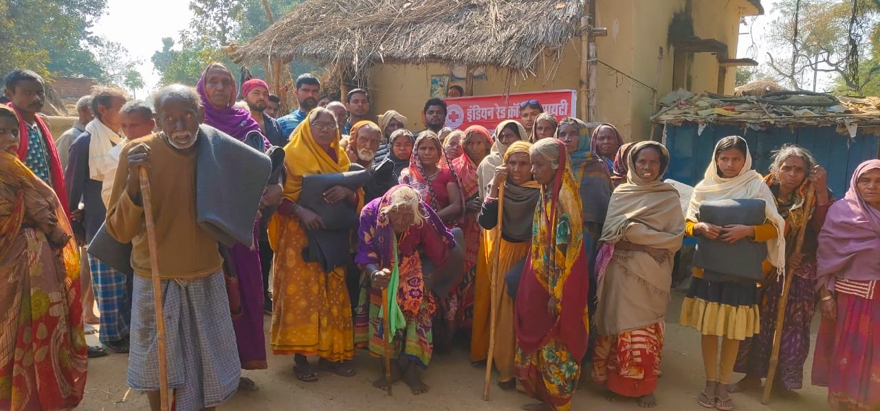 गरीबों एवं जरूरतमंदों को किया गया कंबल प्रदान